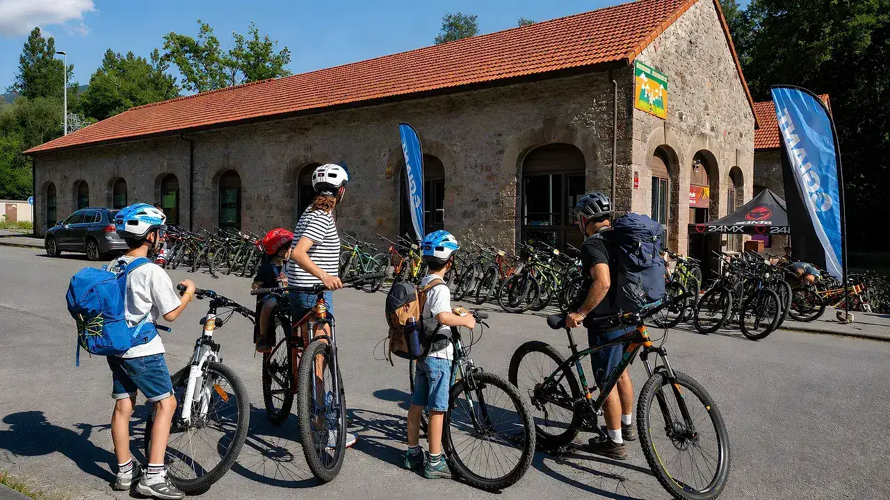 Bicicletas de alquiler preparadas para salir hacia la senda desde Entrago, en la Ruta del Oso