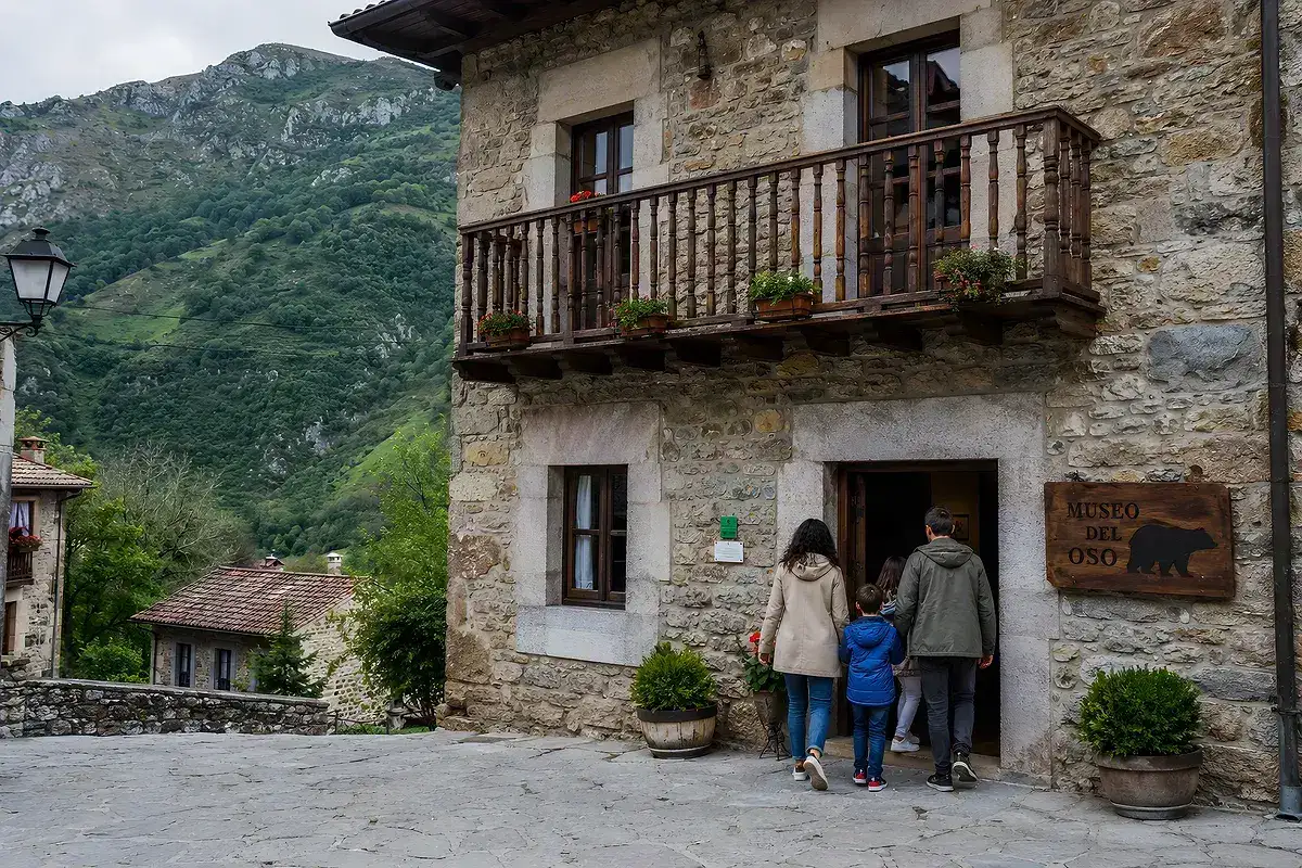 Edificio de piedra de la Casa del Oso en Proaza, sede de la Fundación Oso de Asturias
