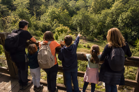 Familias en el mirador del cercado osero, junto a Buyera