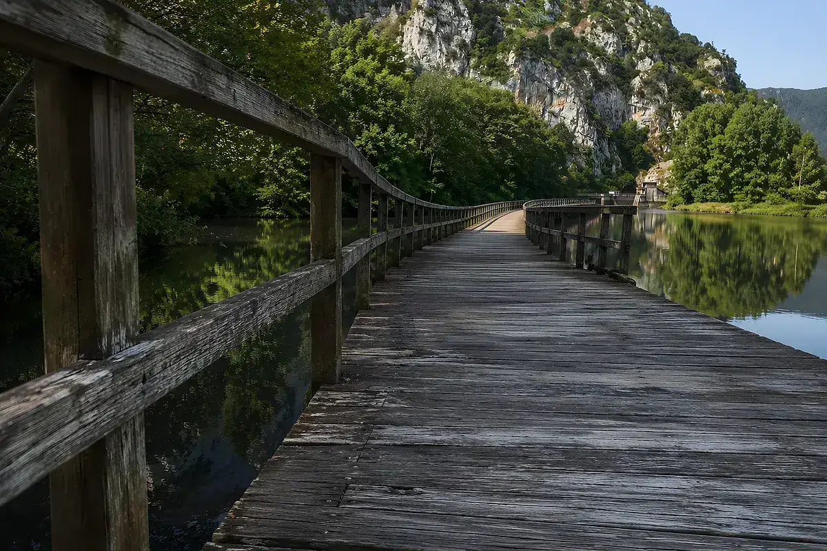 La pasarela de madera del embalse de Valdemurio, tabla a tabla