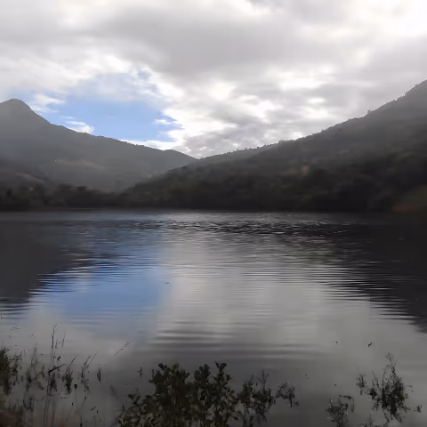 Orilla del embalse de Valdemurio en Quirós