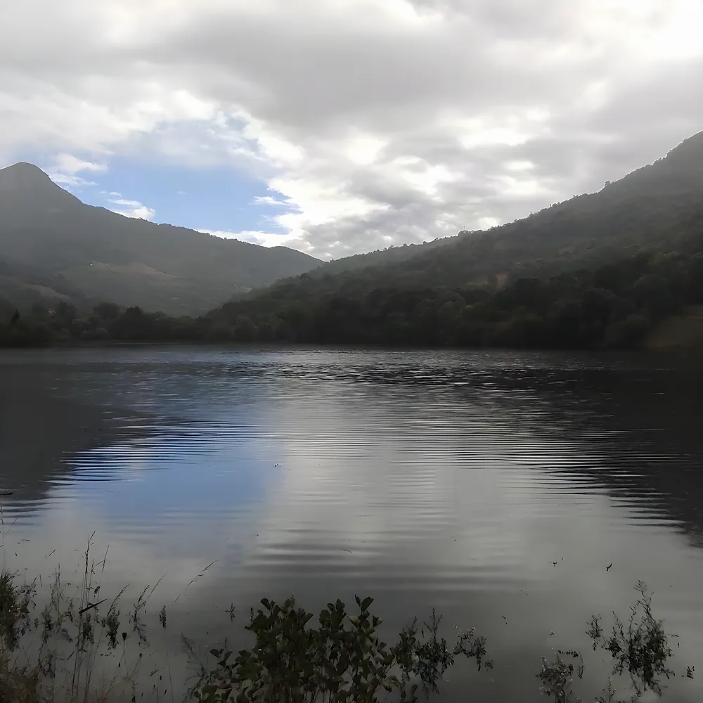 Orilla del embalse de Valdemurio en Quirós