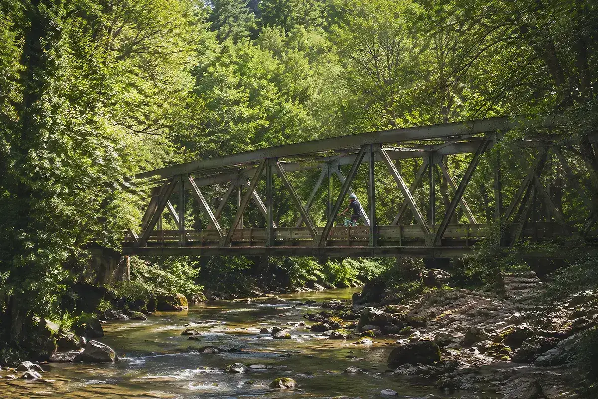 Puente de hierro del antiguo tren minero sobre el río