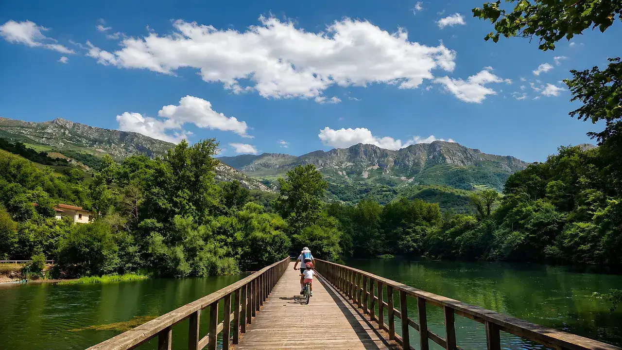 Pasarela de madera del embalse de Valdemurio